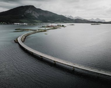 Deniz manzaralı, sisli hava ve köprü manzaralı güzel bir dağ görüntüsü.