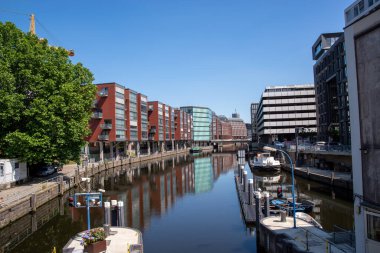 Yaz boyunca Hamburg 'daki Alsterfleet Kanalı' nda sudaki binaların yansıması vardı.