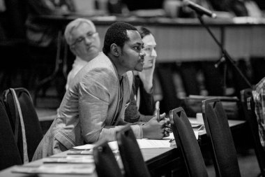 Sağlık görevlilerinin HIV konulu konferansındaki delegelerin gri tonda yakın plan çekimleri. Johannesburg, Güney Afrika.