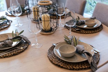 Bardaklar, çatal, bıçak restoranda akşam yemeği için.