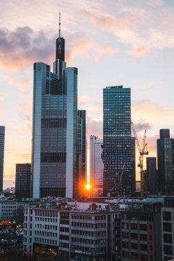 Almanya 'da gün batımında Frankfurt siluetinin dikey bir görüntüsü