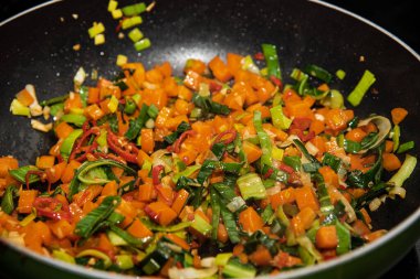 Sebze yemeği pişirme sürecinin yakın çekimi.