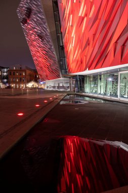 Titanik Müzesi 'nin Belfast Çeyreği' ndeki dikey görüntüsü..