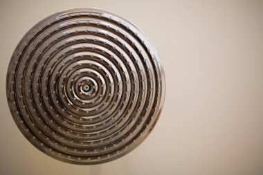 Banyodaki klasik bir duş başlığının yakın çekimi..