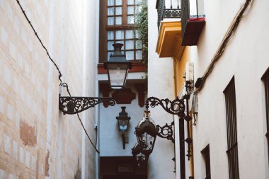 Duvarlarında ampuller olan dar bir sokak.