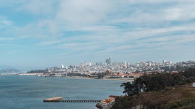 Golden Gate Köprüsü 'nden San Francisco kıyı şeridi ve gökdelenler görülüyor.