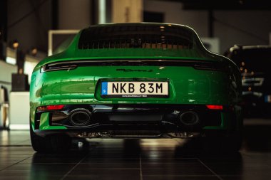 Porsche Center, Orebro, İsveç 'te lüks yeşil Porsche Carrera S
