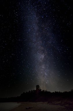 Door County, Wisconsin, ABD 'de Michigan Gölü kıyısında yıldızlı bir gece göğü altında
