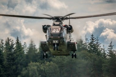 Helikopterin uçmaya hazırlandığı yakın çekim.