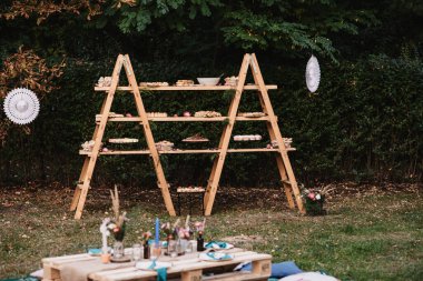 Açık hava parti masası ve tatlılar