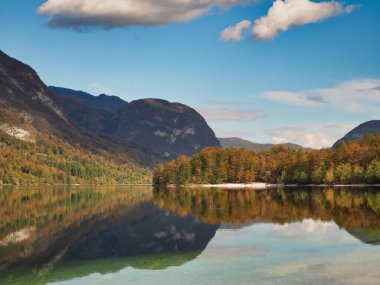 Slovenya, Bohinjsko 'daki Triglav Ulusal Parkı' ndaki göldeki kaya yansımasının güzel bir görüntüsü.