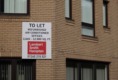 New Street 'te yenilenmiş klimalı modern ofis alanının dış duvarına bir levha asmak için.