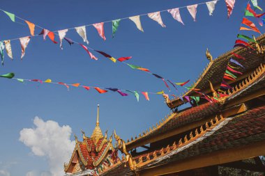 Mavi gökyüzüne karşı eski bir Japon tarzı bina.