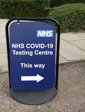 NHS Covid-19 Test Merkezi, Anglia Ruskin Üniversitesi 'ne giden yolu gösteren bir yön tabelası.