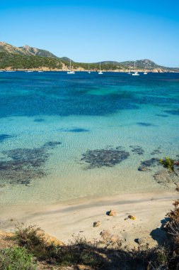 Güney Sardunya 'daki yeşil tepelerle çevrili güzel bir deniz manzarası.