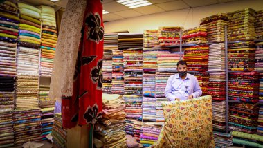 Dubai 'deki Global Village, Birleşik Arap Emirlikleri' nde Pakistan 'da çok renkli bir kumaş.