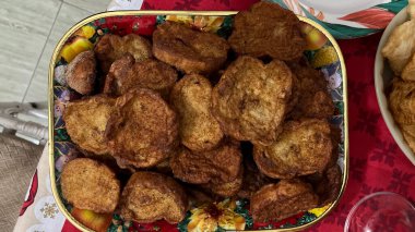 Brezilya Rio de Janeiro 'da geleneksel masa örtüsünde bol yiyecek içeren ev yapımı yemekler..