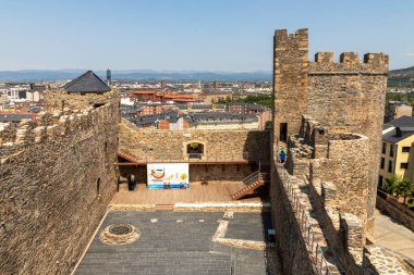 Tapınak Şövalyeleri Şatosu Castillo de los Templarios 'un şehri. Ponferrada, İspanya.