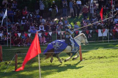 Avustralya 'daki Blacktown Ortaçağ Fayre' de mızrak dövüşü yapan bir adam.