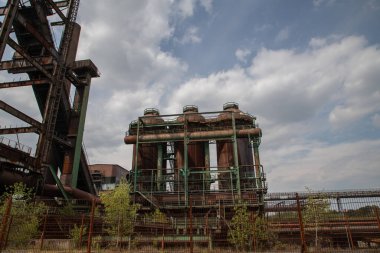 Güneşli bir günde terk edilmiş demir fabrikasının düşük açılı çekimi.