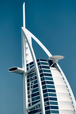 Dubai, BAE 'deki Burj Al Arab Oteli' nin mavi gökyüzüne karşı dikey çekimi.