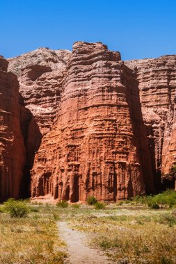 Güneşli bir günde kayalık vadilerin güzel manzarası