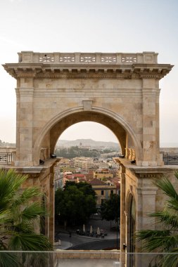 Binaların arka planında Saint Remy bastione dikey çekimi