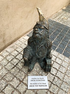 Polonya, Wroclaw 'daki sanat otelinde ikamet eden bir cücenin küçük bir heykeli.