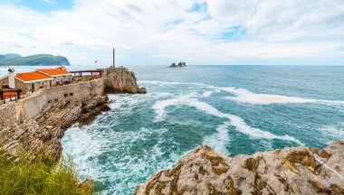 Budva 'daki Adriyatik Denizi üzerindeki bulutlu gökyüzü, Sveti Stefan, Karadağ