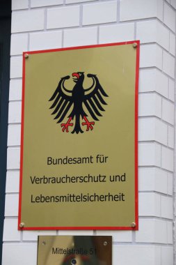 Almanya 'da Berlin' de Federal Tüketiciyi Koruma ve Gıda Güvenliği Ofisi 'nin kapısında bir işaret var.