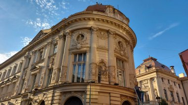 Romanya 'nın Bükreş kentinde tarihi bir binanın düşük açılı çekimi