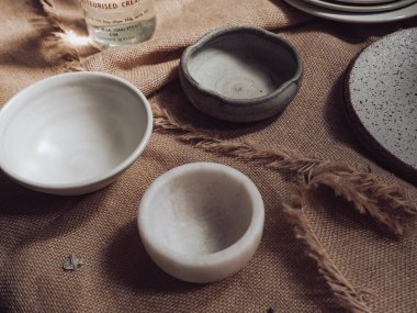 Sessiz renkleri olan sade, sade mutfak eşyaları.