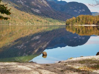 Slovenya, Bohinjsko 'daki Triglav Ulusal Parkı' ndaki göldeki kaya yansımasının güzel bir görüntüsü.