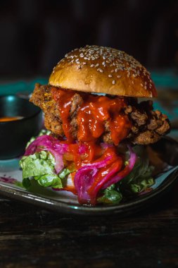 Lezzetli bir burgerin yakın çekimi.