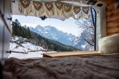 Dinlenme evinden karla kaplı dağların manzarası