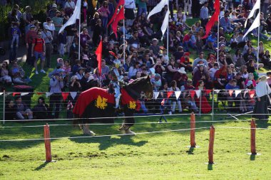 Avustralya 'daki Blacktown Ortaçağ Fayre' de mızrak dövüşü yapan bir adam.