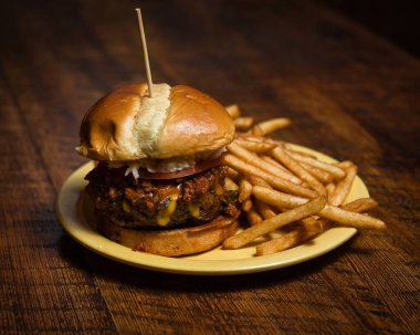 Bir tabak hamburger ve patates kızartması.