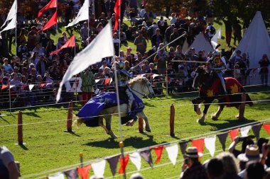 Avustralya 'daki Blacktown Ortaçağ Fayre' de mızrak dövüşü yapan bir adam.