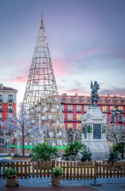 İspanya 'nın Valladolid kentinin ana meydanında gün batımında büyük bir Noel ağacının dikey çekimi.