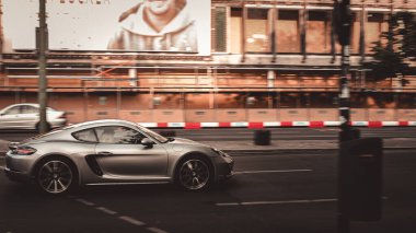 Almanya, Berlin 'de bir sokakta gri bir Porsche.