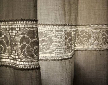 Eski bir perdenin yakın plan çekimi.