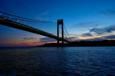 Akşam saatlerinde Verrazzano-Narrows köprüsünün güzel bir görüntüsü.