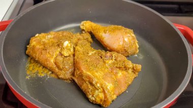 Dökme demir tavada yakın plan bir tavuk.