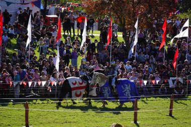 Avustralya 'daki Blacktown Ortaçağ Fayre' de mızrak dövüşü yapan bir adam.