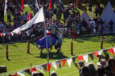 Avustralya 'daki Blacktown Ortaçağ Fayre' de mızrak dövüşü yapan bir adam.