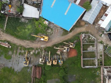 Evlerle çevrili alandaki kazıcıların en üst görüntüsü.