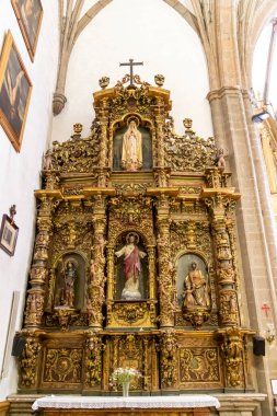 Sunağın düşük açılı görüntüsü La Encina Meryem Ana 'nın Bazilikası' nın içinde. Ponferrada, El Bierzo, İspanya