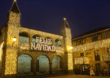 İspanya, Zamora 'da aydınlatılmış bir Feliz Navidad binası.
