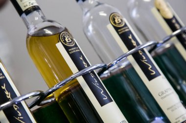 Yemek ve şarap fuarındaki sergide sergilenen şarap şişelerinin yakın çekimi.