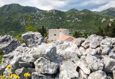 Dağlarla çevrili kayalık bir arazinin güzel manzarası, Virpazar, Karadağ